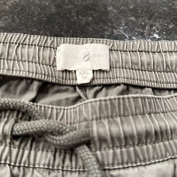 Pull on shorts w pockets - Picture 2 of 4